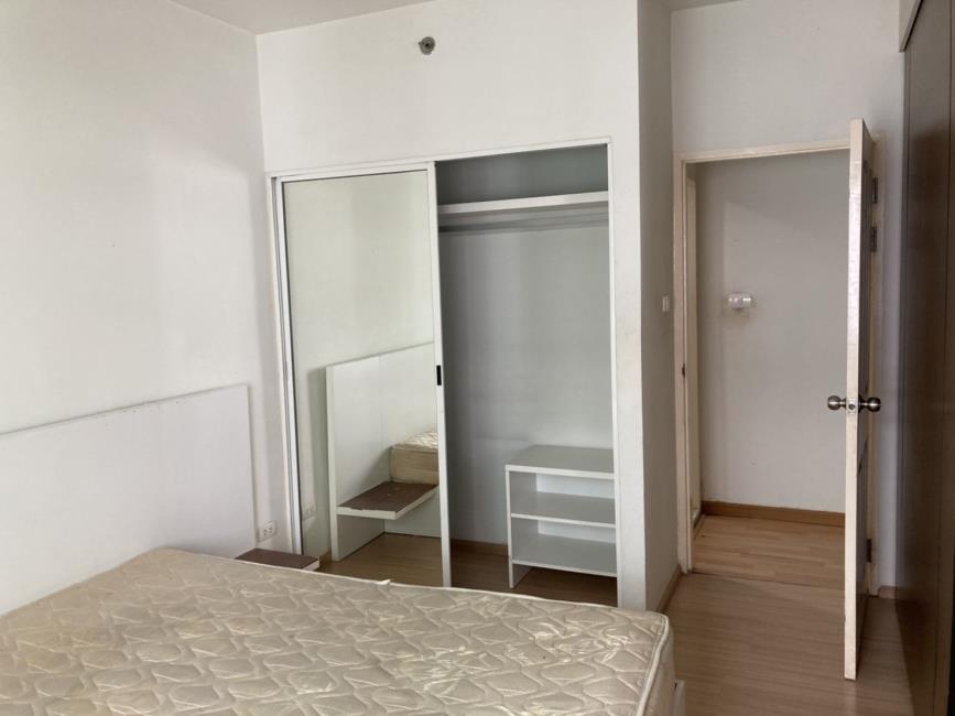 A Space Asoke-Ratchada ตู้เสิอ้ผ้า.jpg