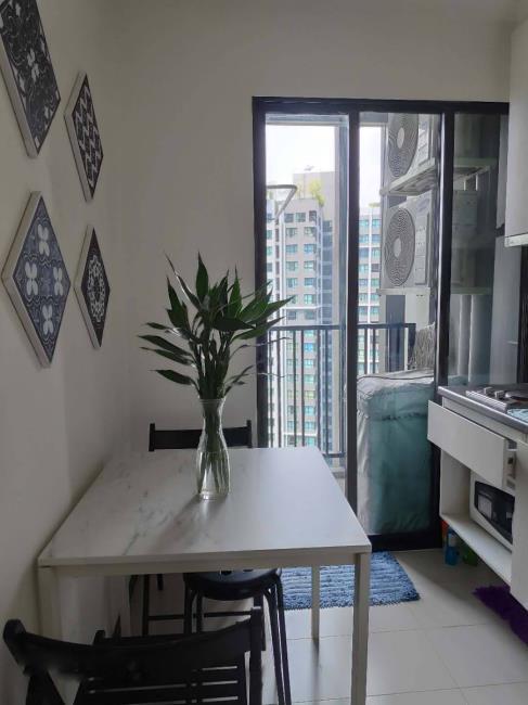 The Base Park West Sukhumvit 77 โต๊ะอาหาร.jpg