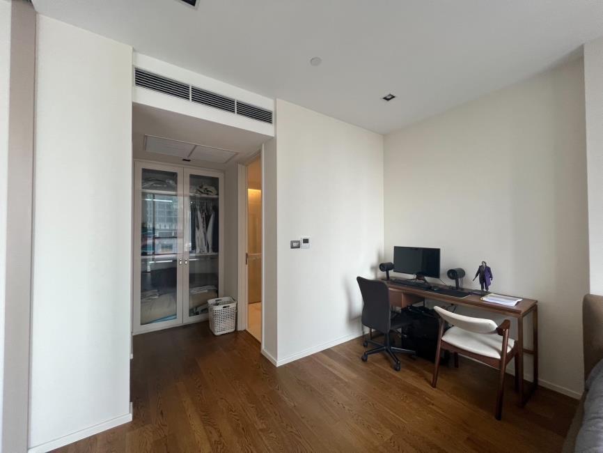 The Bangkok Sathorn โตีะทำงาน.jpg