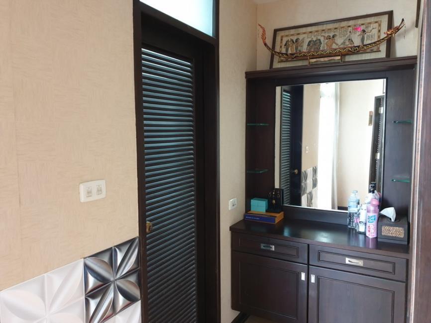 Ratchada City 18 โต๊ะเครื่องแป้ง.jpg