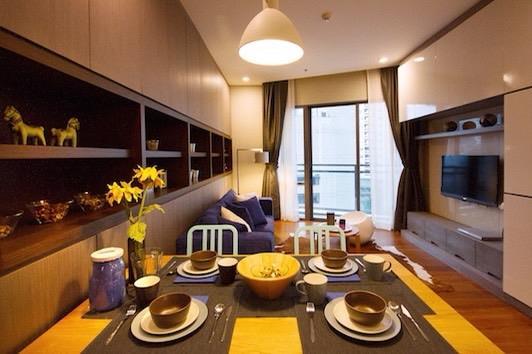 Bright Sukhumvit 24 โตีะอาหาร.jpg