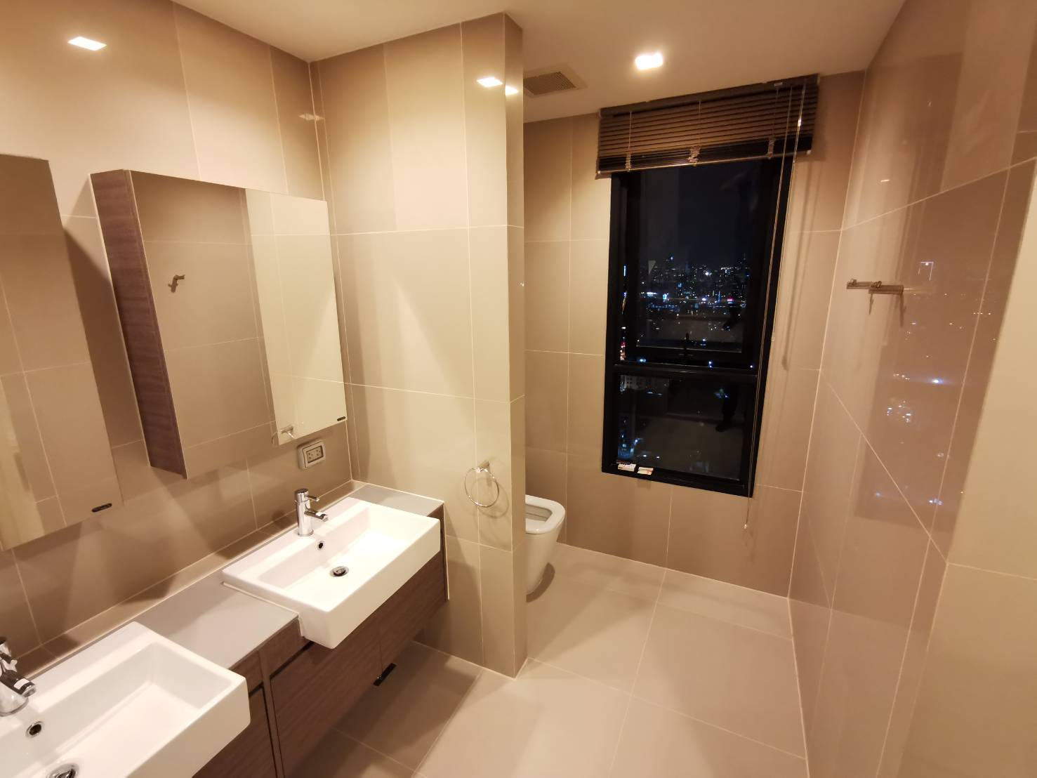 Quinn Condo Ratchada ห้องน้ำ.jpg