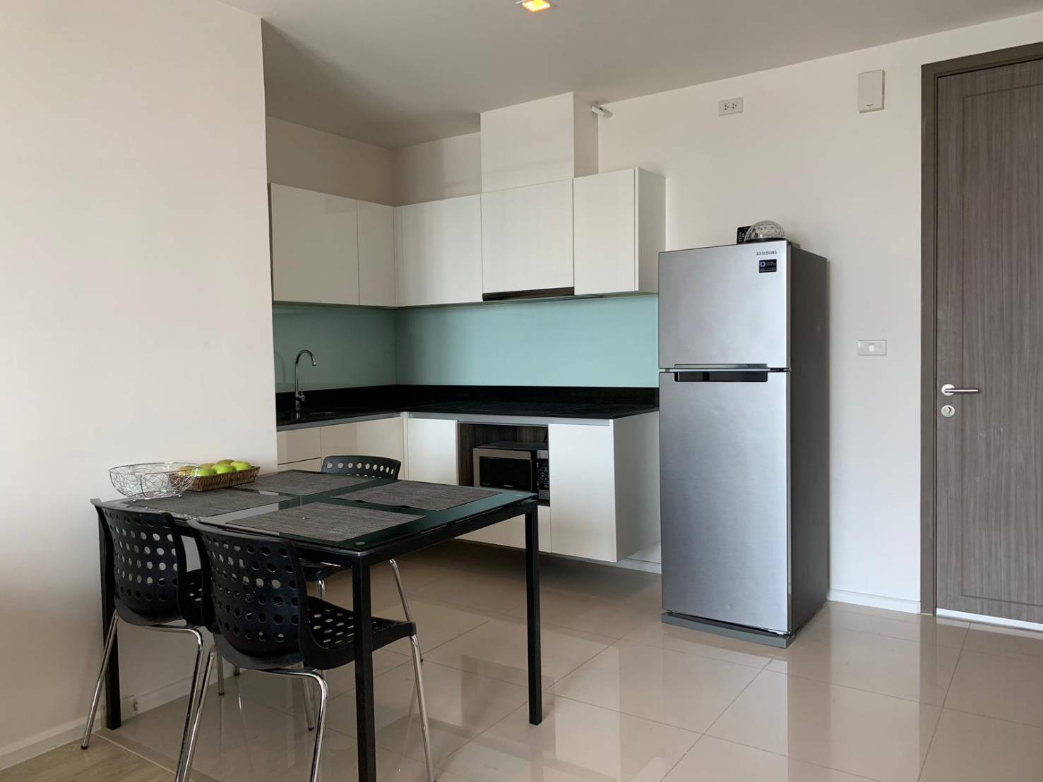 Quinn Condo Ratchada โตีะอาหาร ครัว.jpg