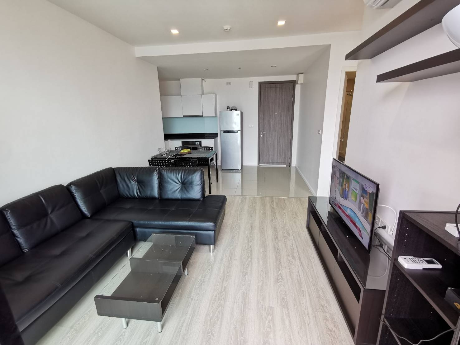 Quinn Condo Ratchada ภายในห้อง.jpg