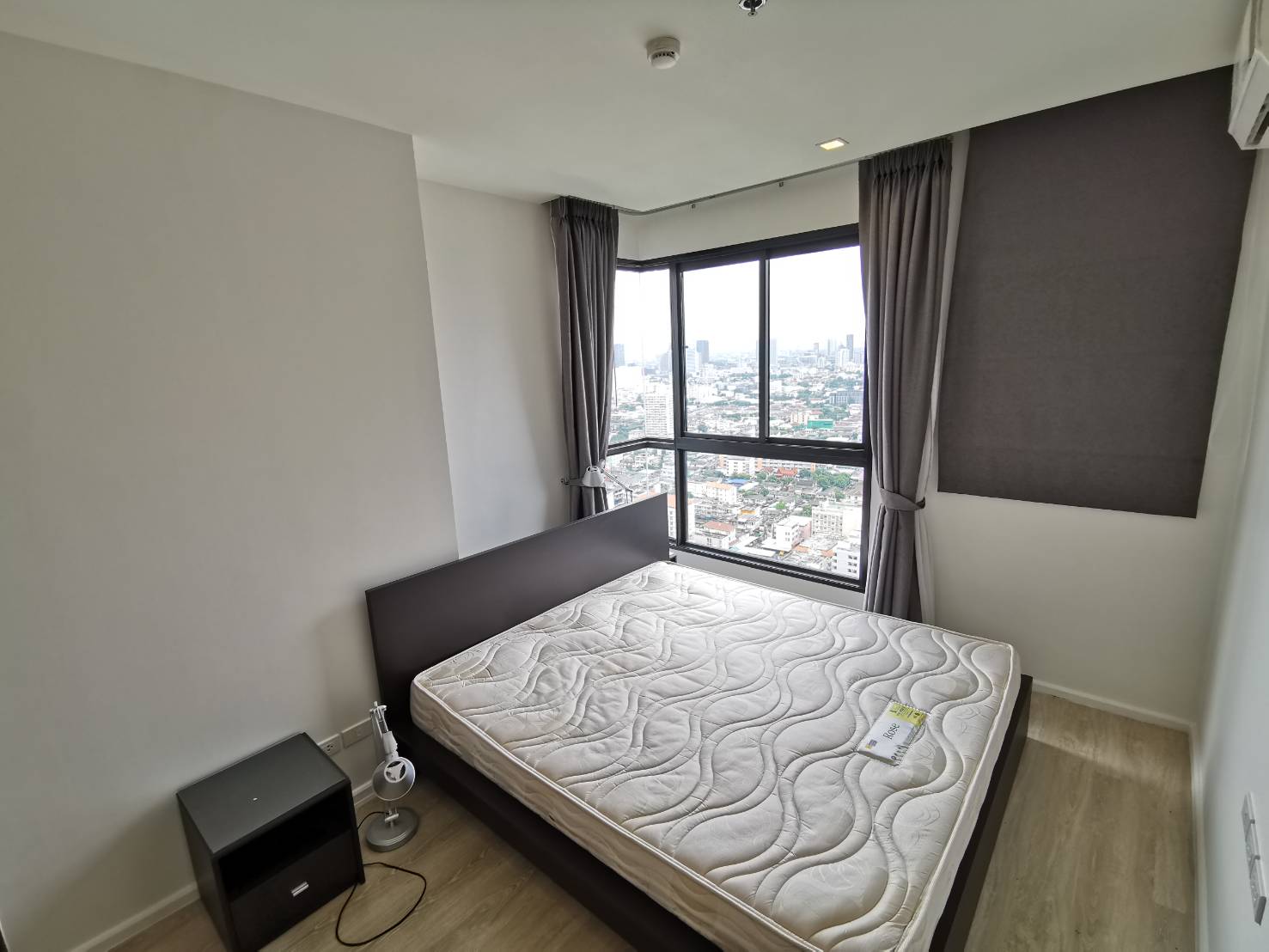 Quinn Condo Ratchada เตียง.jpg