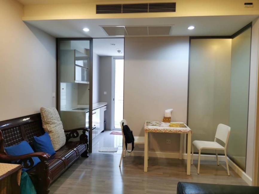 The room Sathorn - TanonPun โซฟา.jpg