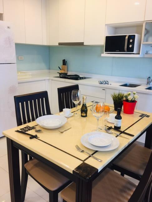 Amanta Lumpini โต๊ะอาหาร.jpg