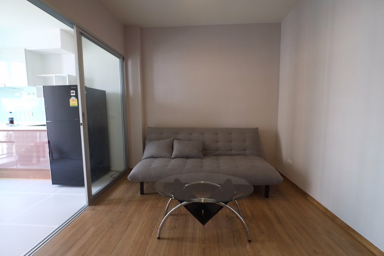 Fuse Chan - Sathorn โซฟา ครัว.jpg