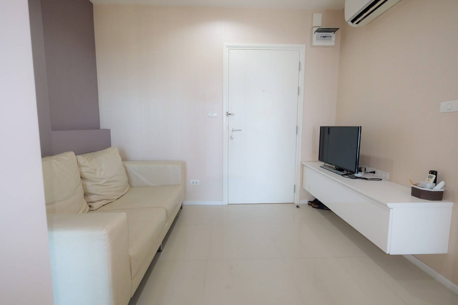 Aspire Sukhumvit 48 โซฟา ทีวี.jpg