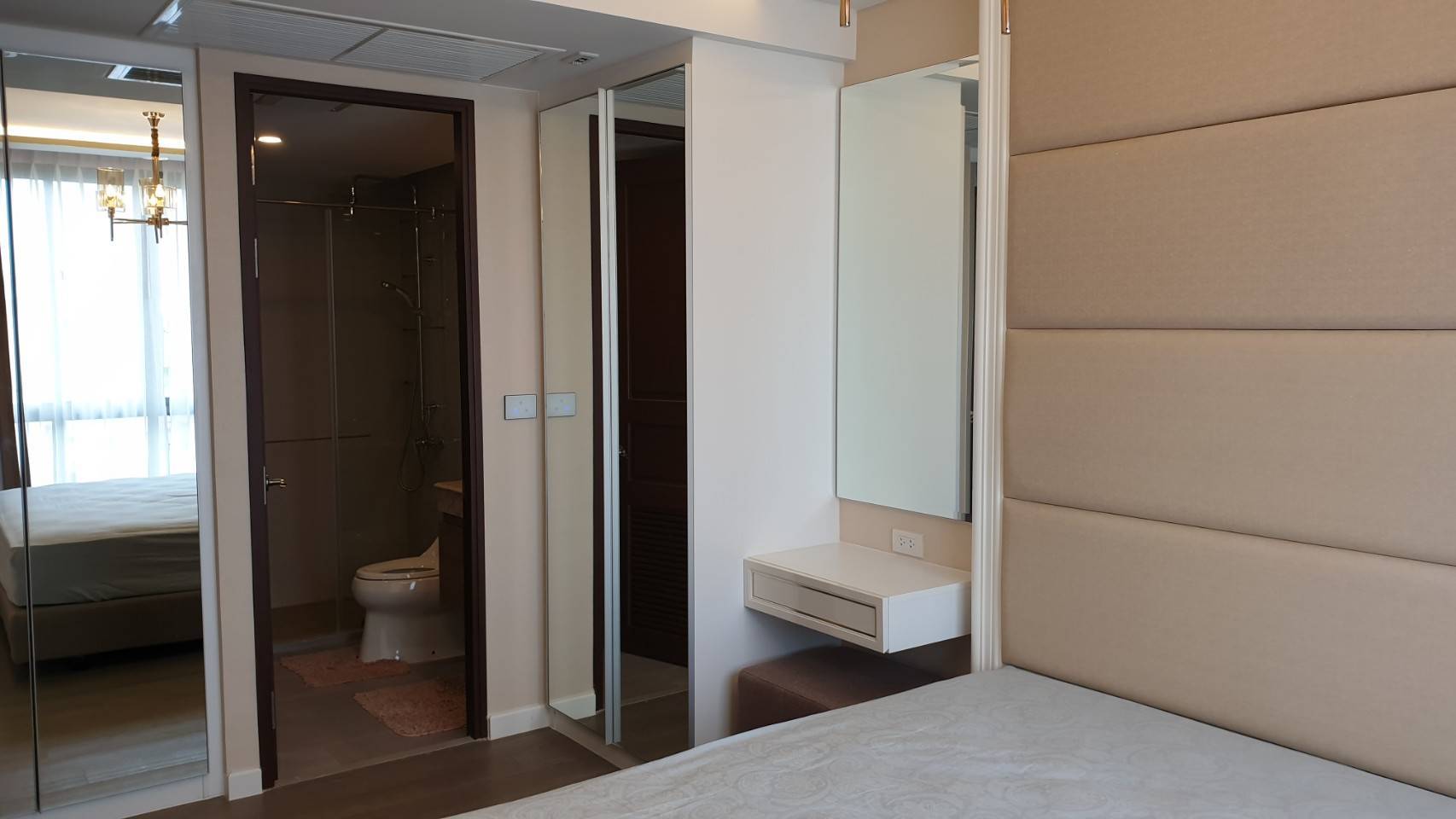 Amaranta Residence ตุ้เสื้อผ้า โตีะเครื่องแป้ง.jpg