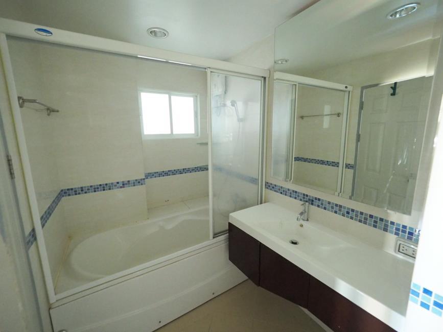 Life @ Ratchada - Huay Kwang ห้องอาบน้ำ.jpg