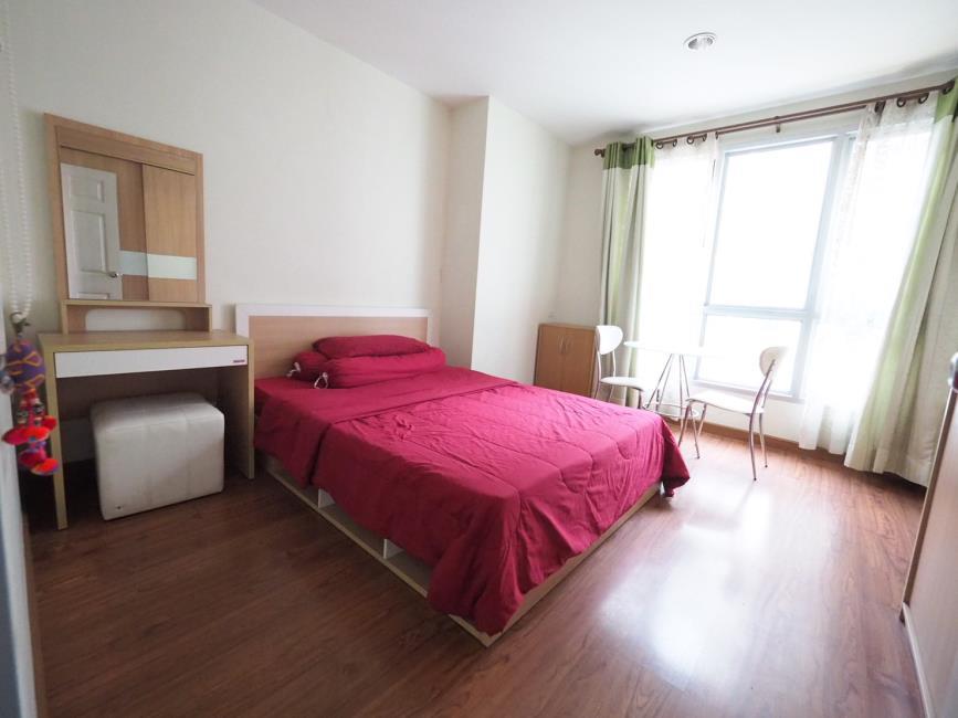 Life @ Ratchada - Huay Kwang โต๊ะเครื่องแป้ง เตียง.jpg