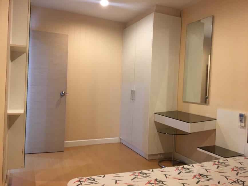 Metro Sky Ratchada โต๊ะเครื่องแป้ง ตุ้เสื้อผ้า.jpg