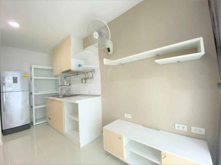 Whizdom @ Punnawithi Station ชั้นวางทีวี.jpg