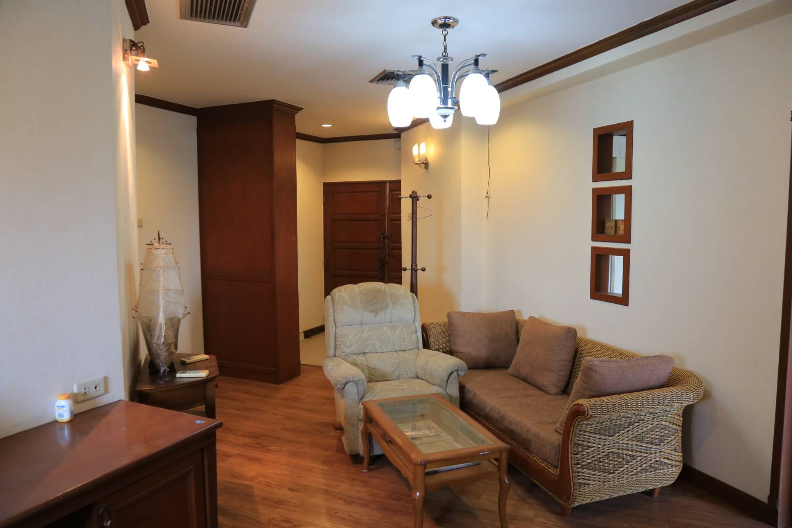 Country Complex โซฟา โคมไฟ.jpg