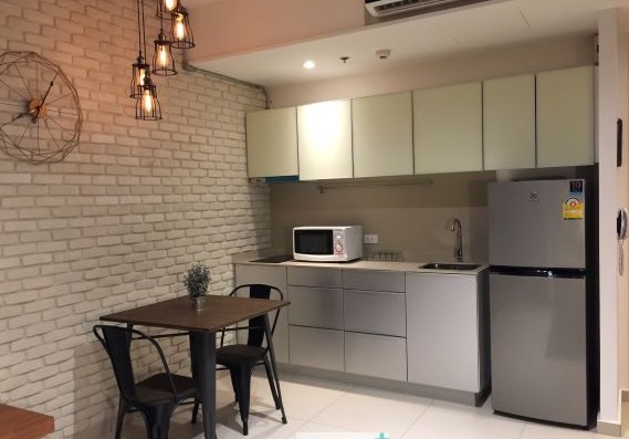 The Lofts Ekkamai  โต๊ะอาหาร ครัว.jpg