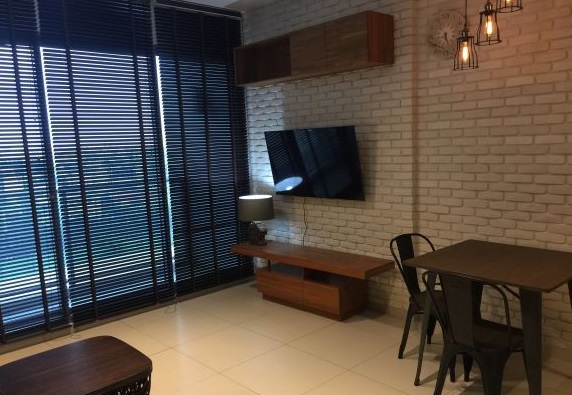 The Lofts Ekkamai  ทีวี ระเบียง.jpg