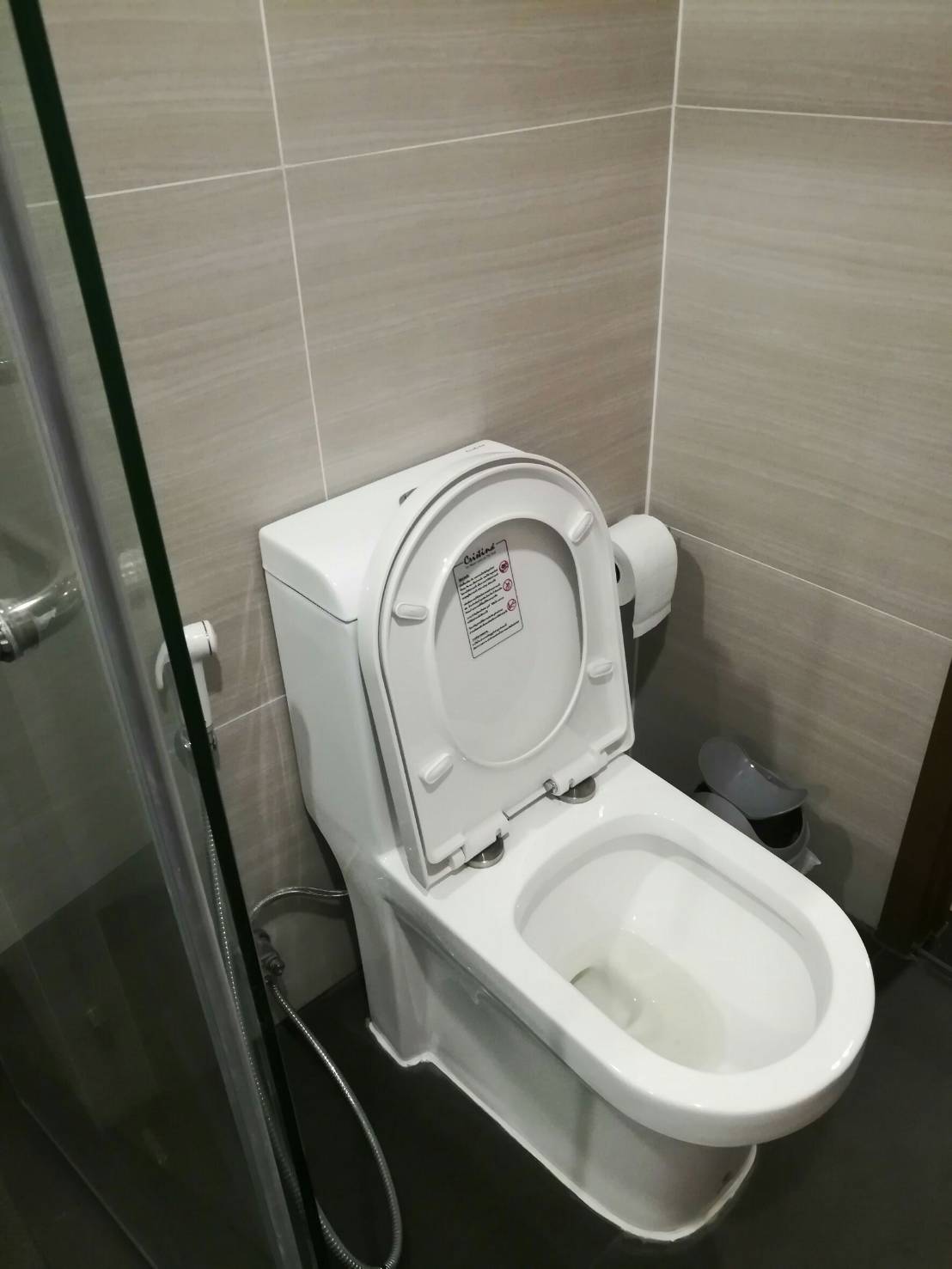 Chewathai Residence Asoke ชักโครก.jpg