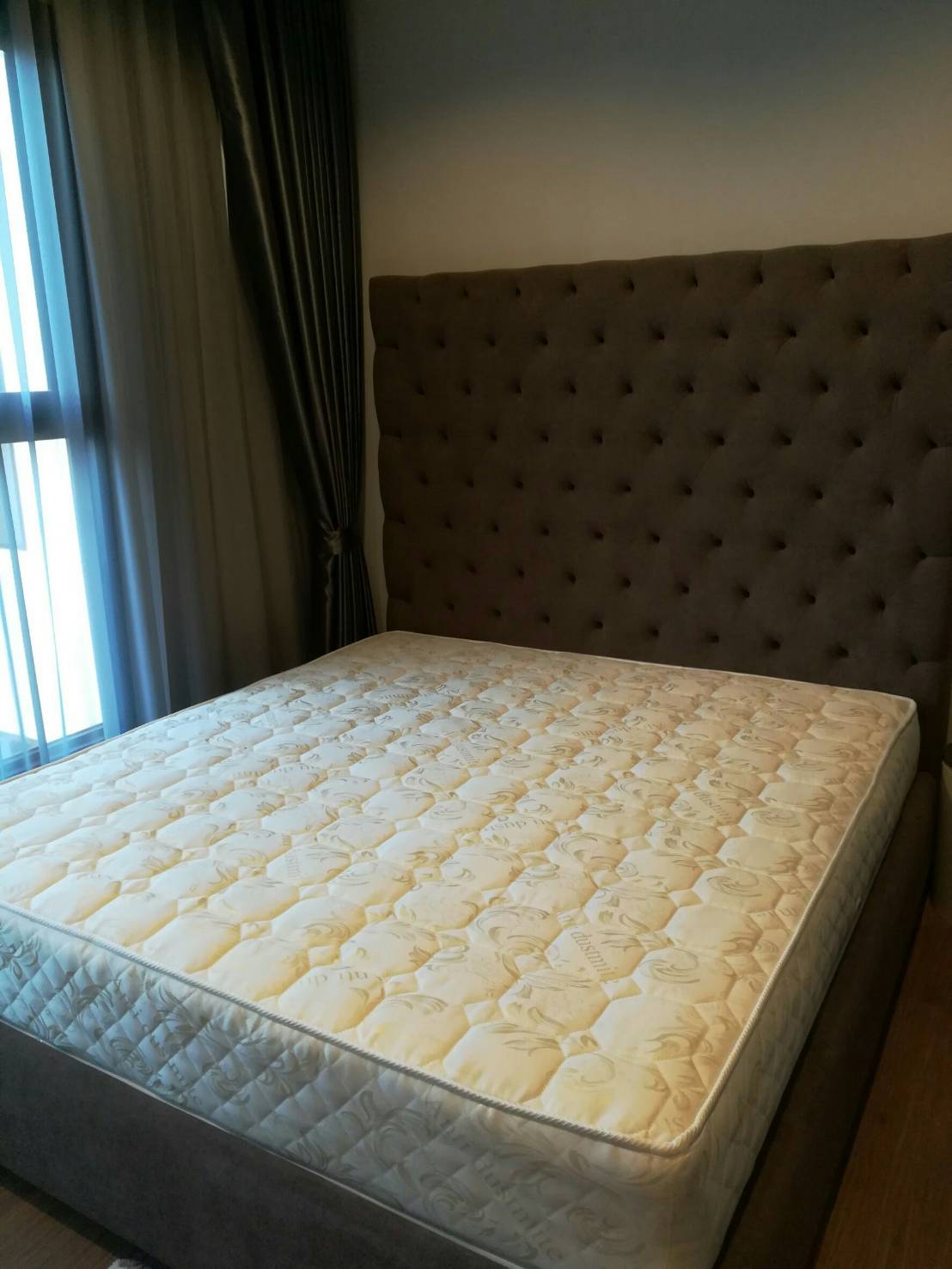 1. Chewathai Residence Asoke เตียง.jpg