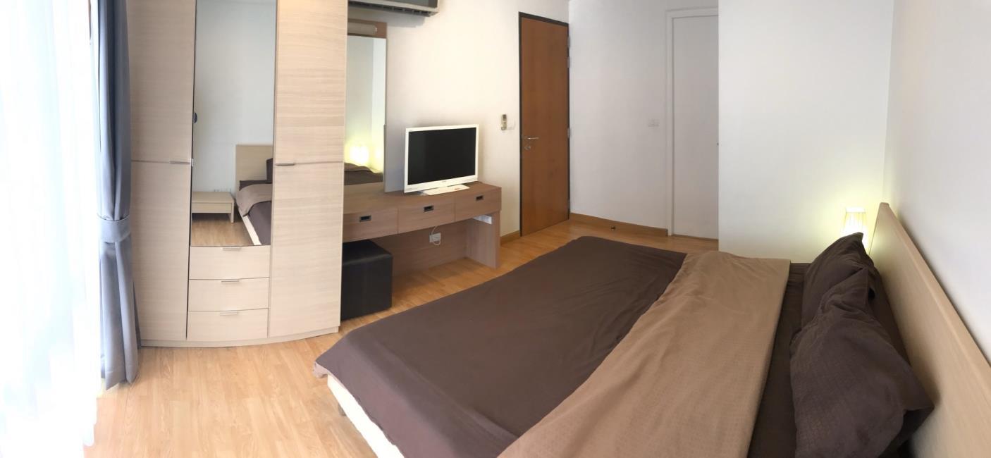 The Alcove 49 เตียง ทีวี ตู้เสื้อผ้า.jpg