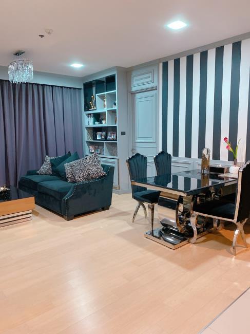 HQ by Sansiri  โซฟา โต๊ะอาาร.jpg