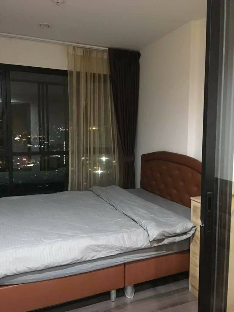 The Base Park West Sukhumvit 77 เตียงนอน.jpg