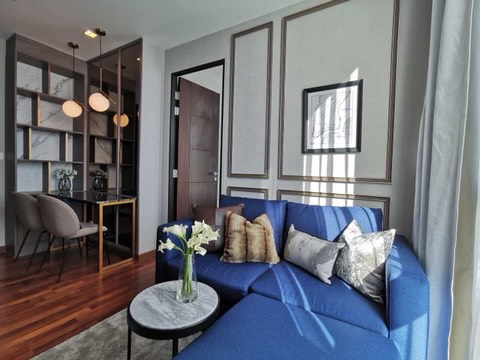 Wish Signature Midtown Siam โซฟา โต๊ะอาหาร.jpg