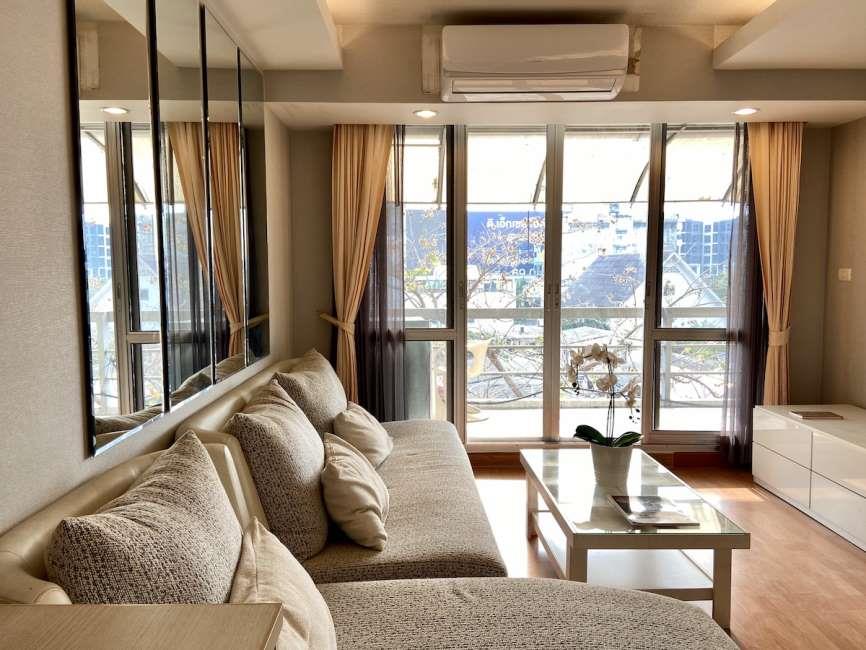 The Waterford Sukhumvit 50 โซฟา ระเบียง.jpg