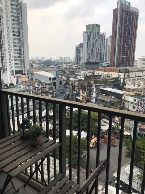 The Line Sukhumvit 71 ระเบียง วิวเมือง.jpg