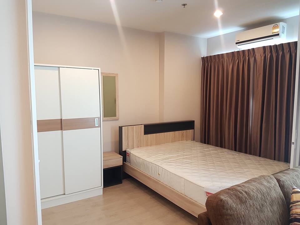 The Tempo Grand Sathorn-Wutthakat   เตียง ตู้เสื้อผ้า.jpg