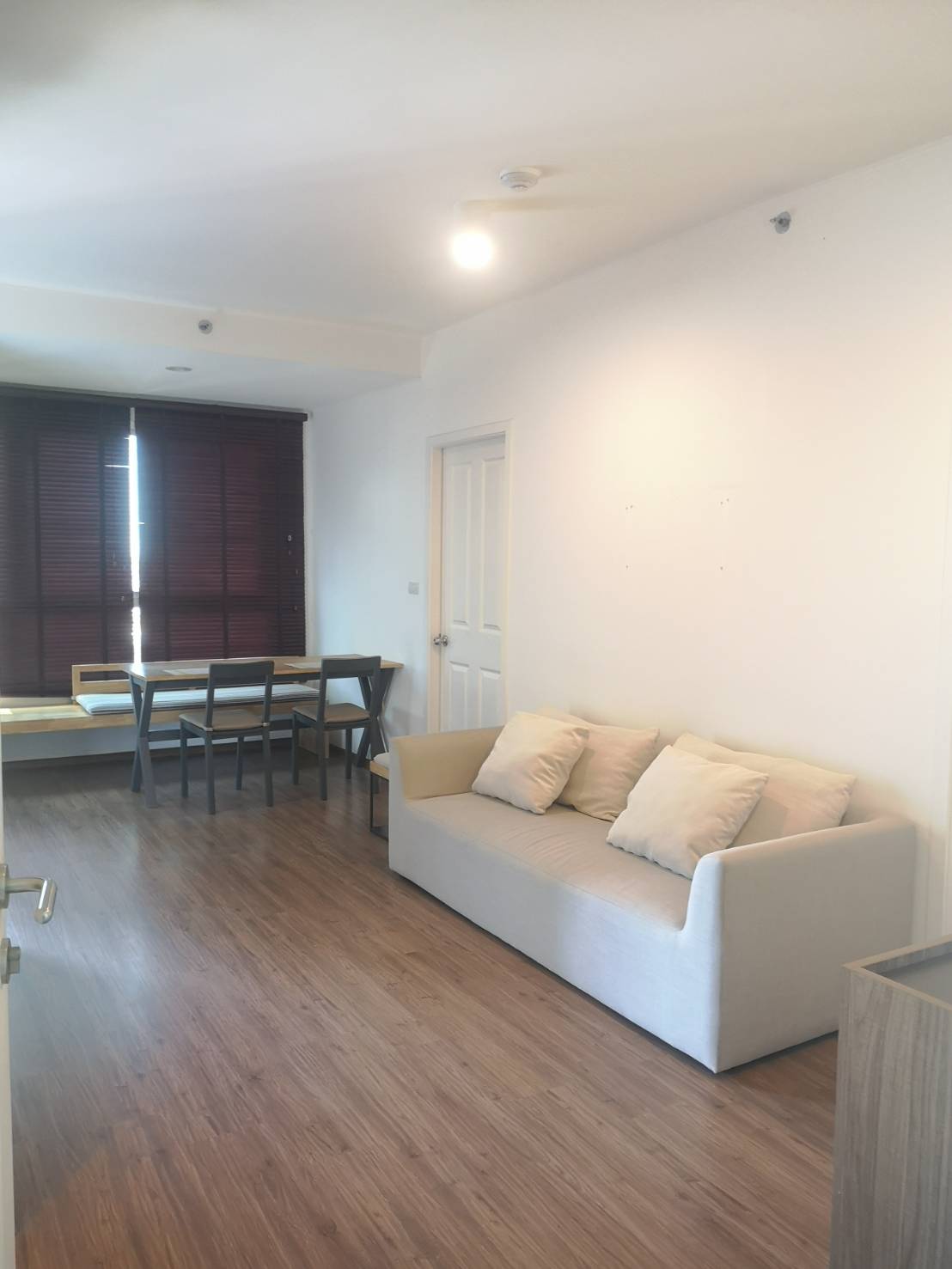 U Delight @Talat Phlu Station โซฟา มุมโต๊ะอาหาร.jpg