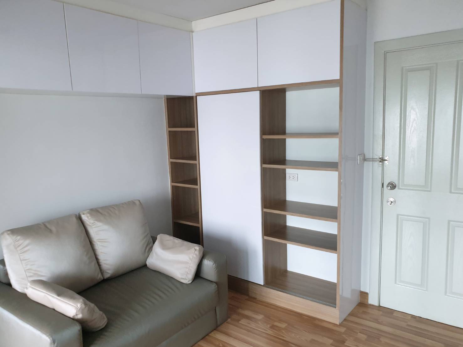 Regent Orchid Sukhumvit 101 โซฟา.jpg