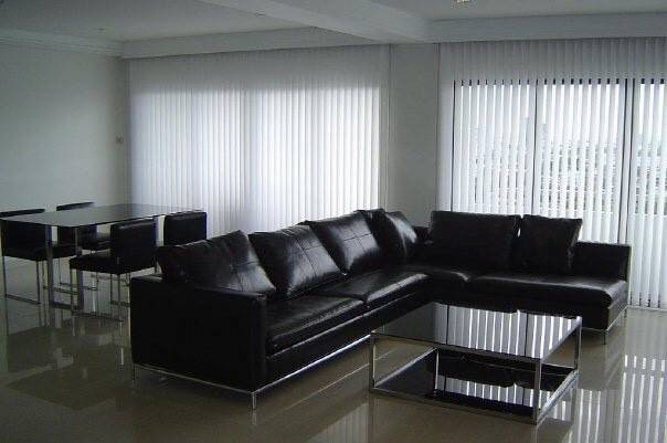 Young Place Grand Le Gardine Paholyothin 37 โซฟา โต๊ะอาหาร.jpg