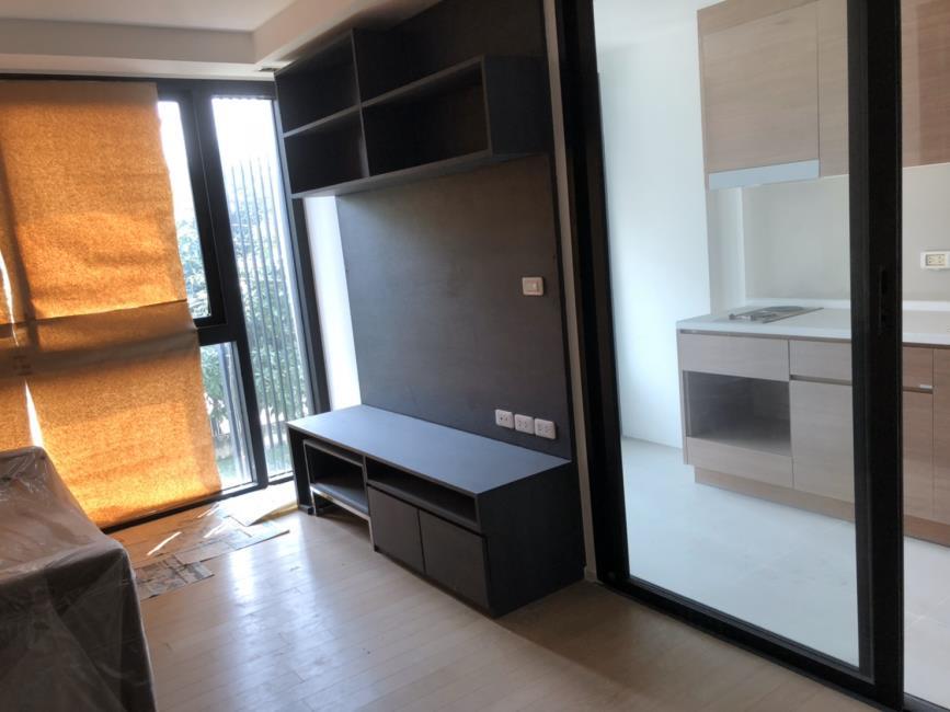 Abstracts Sukhumvit 661 ชั้นวางทีวี.jpg