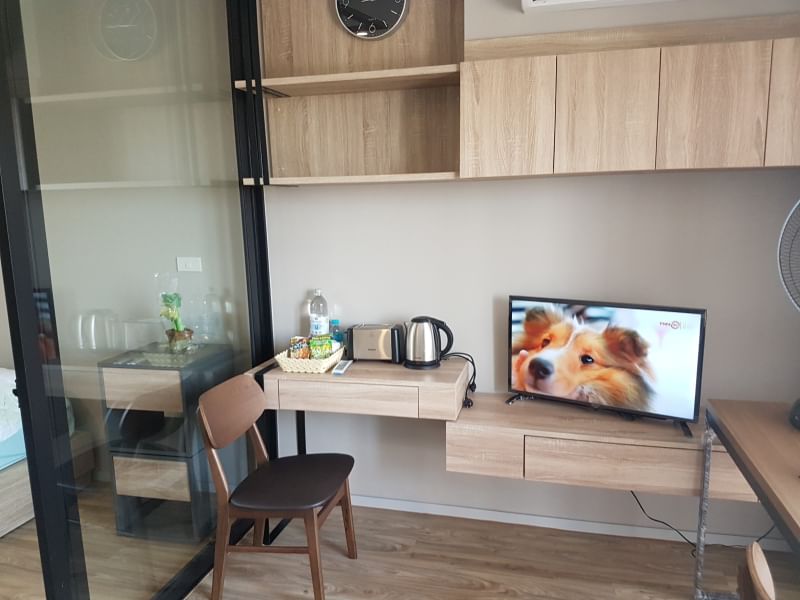 Blossom Condo @ Sathorn-Charoenrat ทีวี โต๊ะทำงาน.jpg