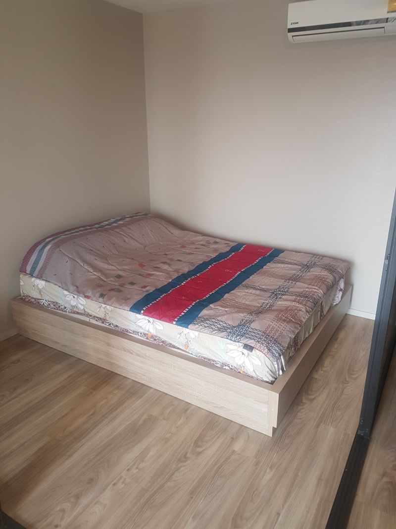 Blossom Condo @ Sathorn-Charoenrat เตียง.jpg