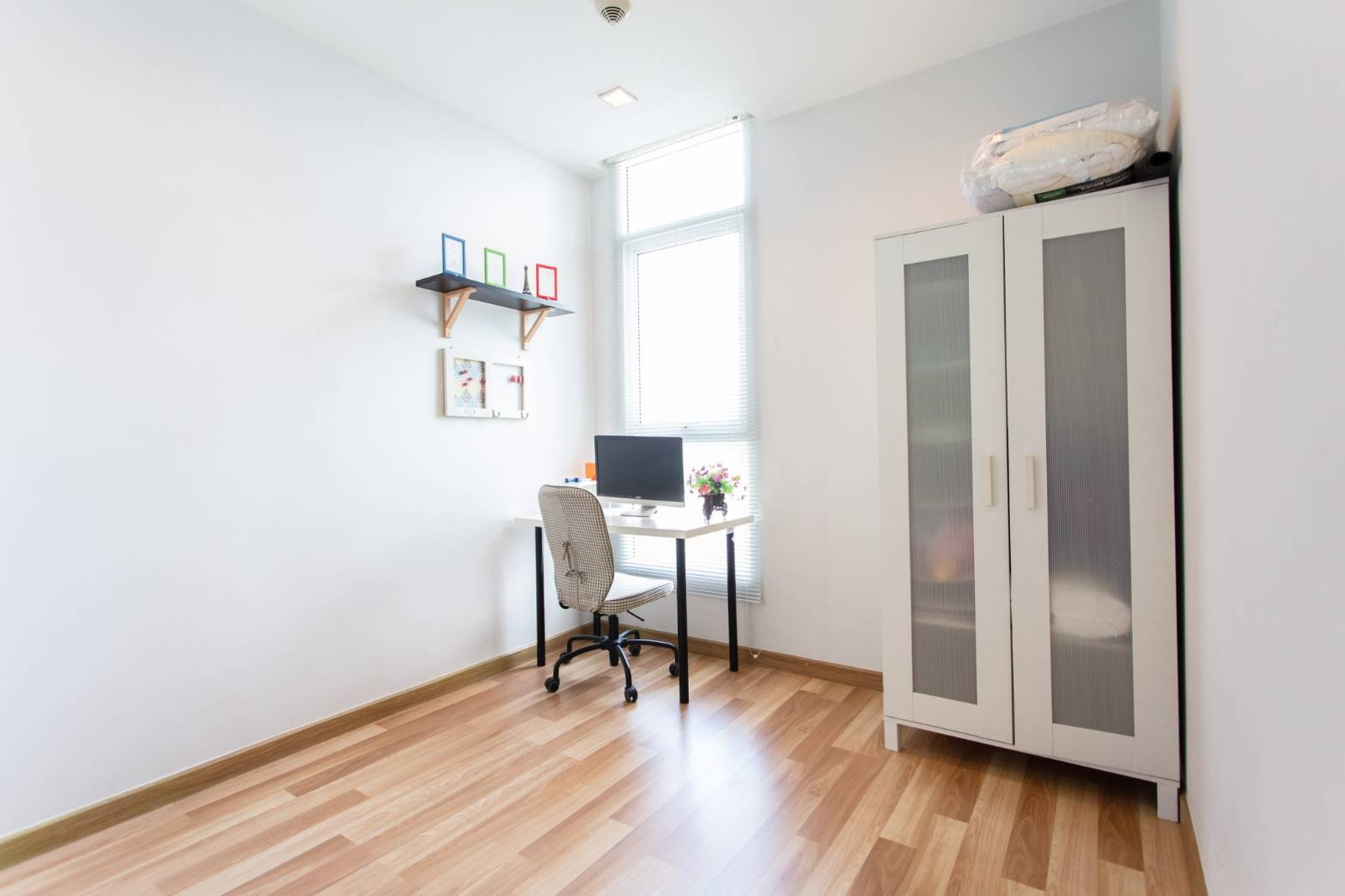 Ideo Verve Ratchaprarop ตู้เสื้อผ้า โตีะทำงาน.jpg