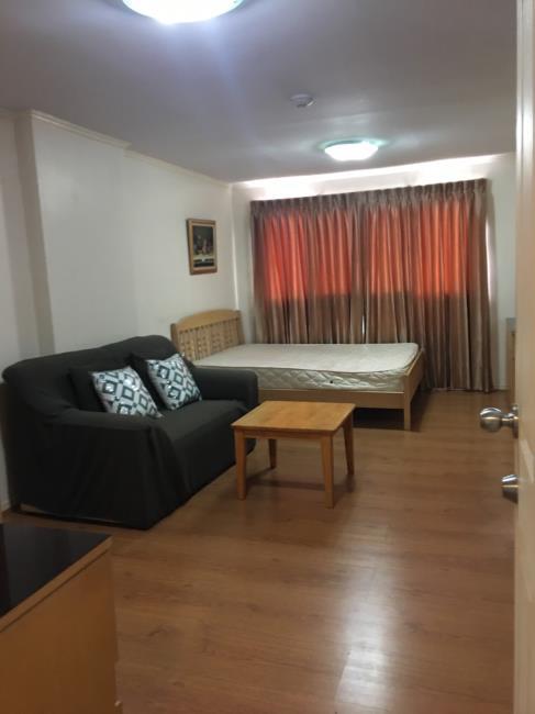 Lumpini Place Sathorn โซฟา เตียง.jpg