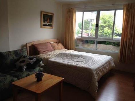 Lumpini Place Sathorn เตียง.jpg