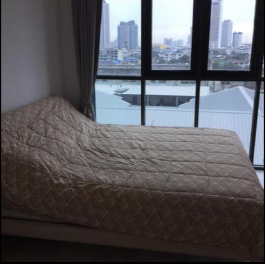 (ไอดีโอ โมบิ สาทร) เตียงนอน..jpg