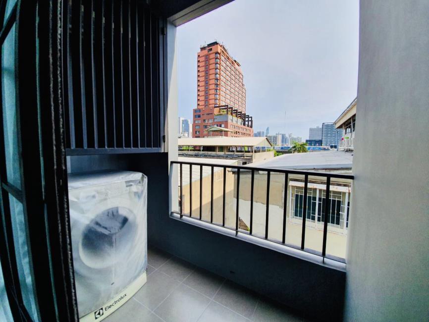 The Reserve - Kasemsan 3 ระเบียง เครื่องซักผ้า.jpg