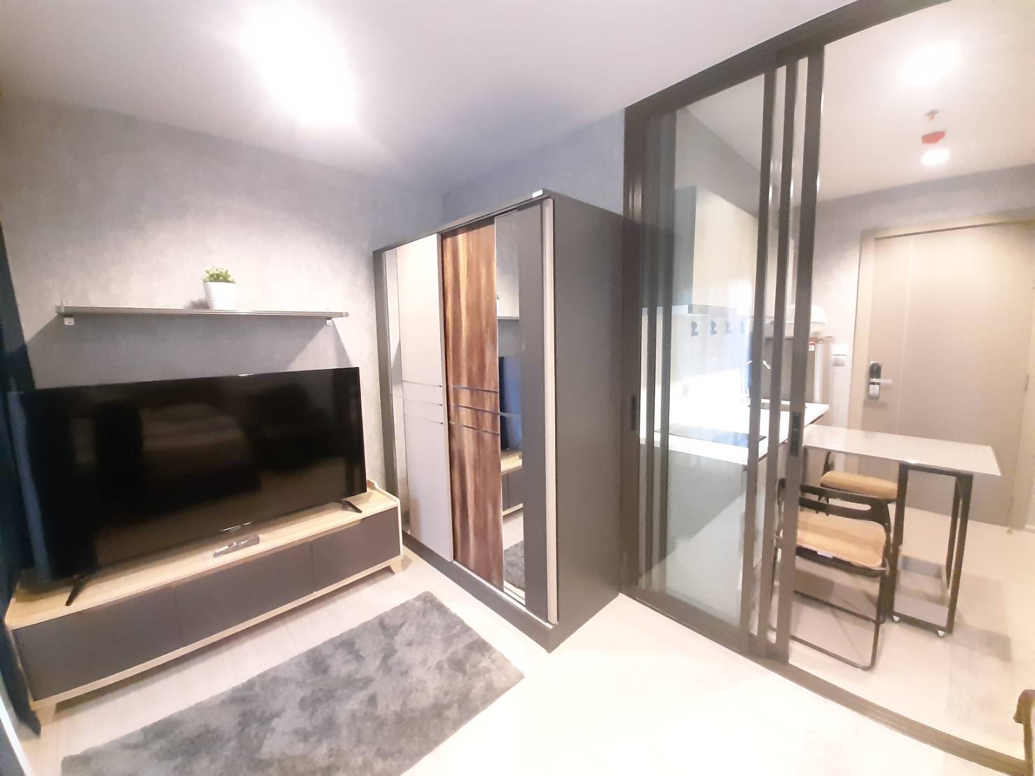 LIFE Asoke - Rama 9 ทีวี ตู้เสือ้ผ้า ห้องครัว.jpg