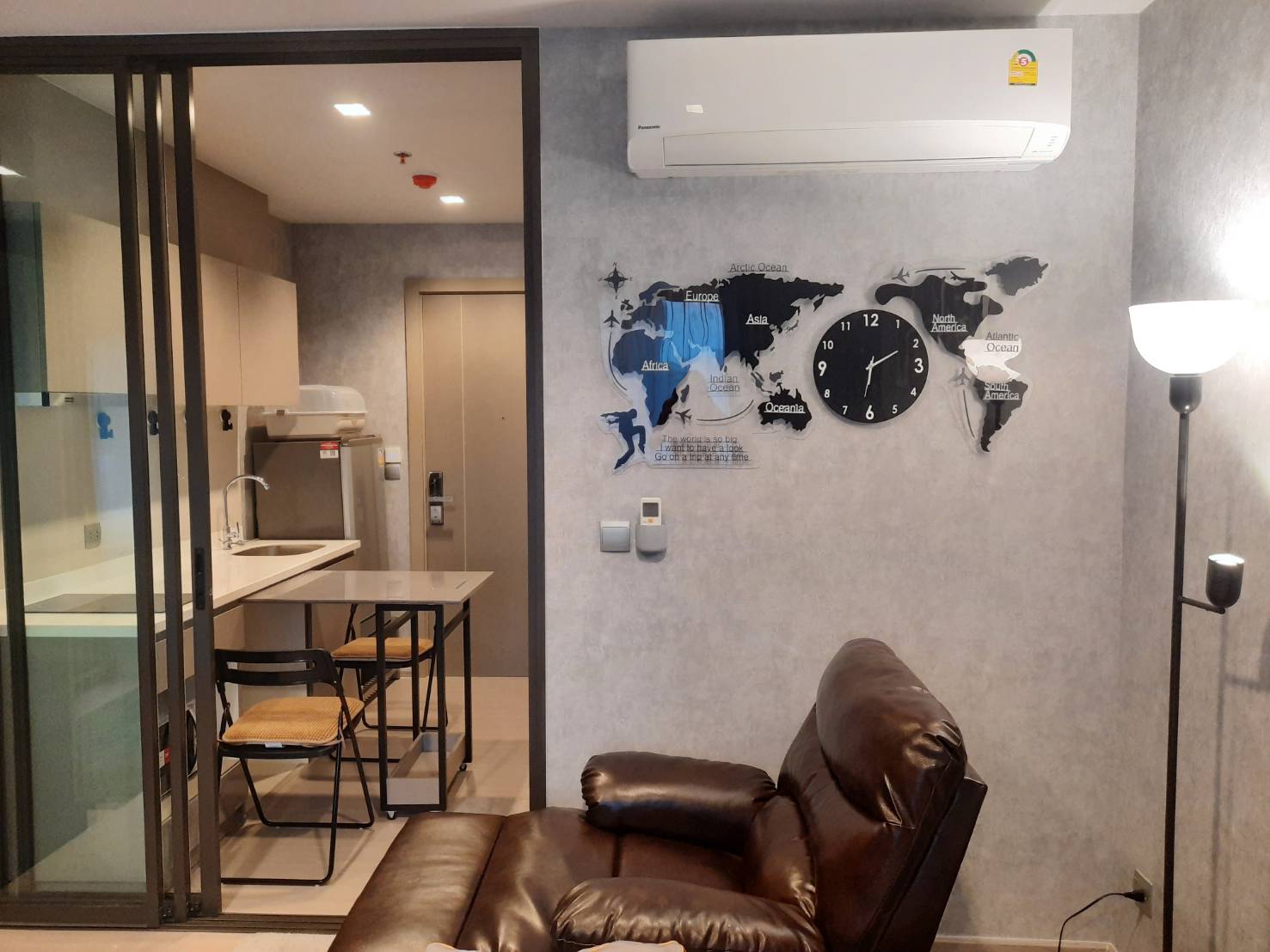 LIFE Asoke - Rama 9 โซฟา ห้องครัว.jpg