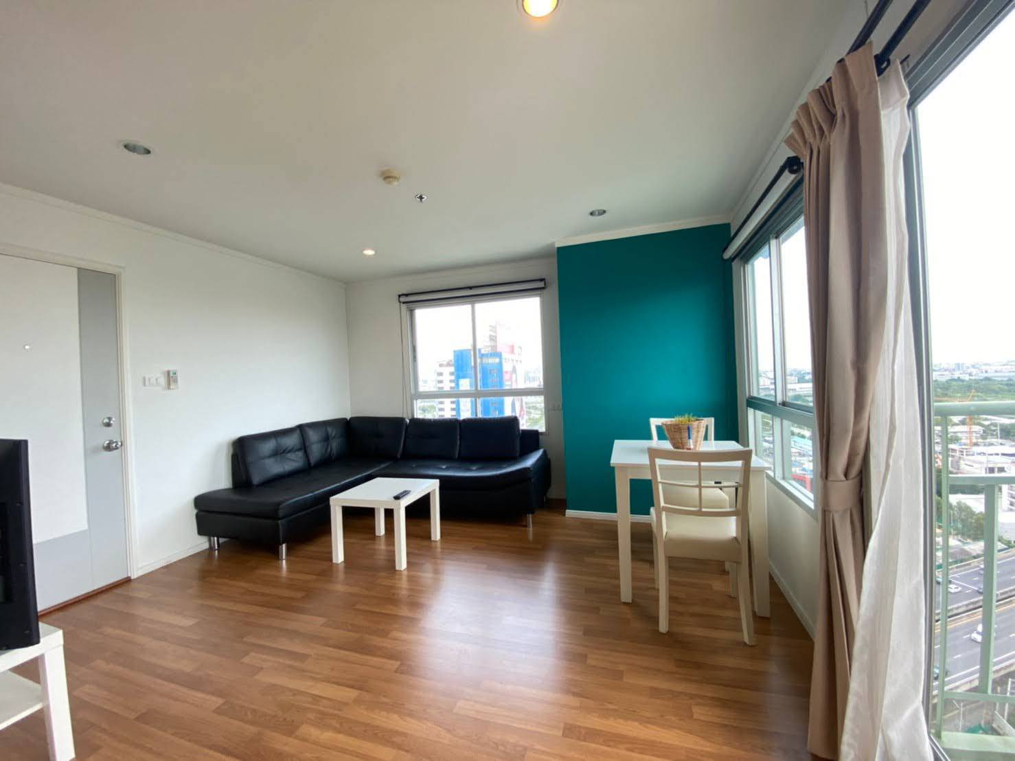 (ลุมพินี พาร์ค พระราม 9 - รัชดา)โซฟา+โต๊ะกินข้าว.jpg