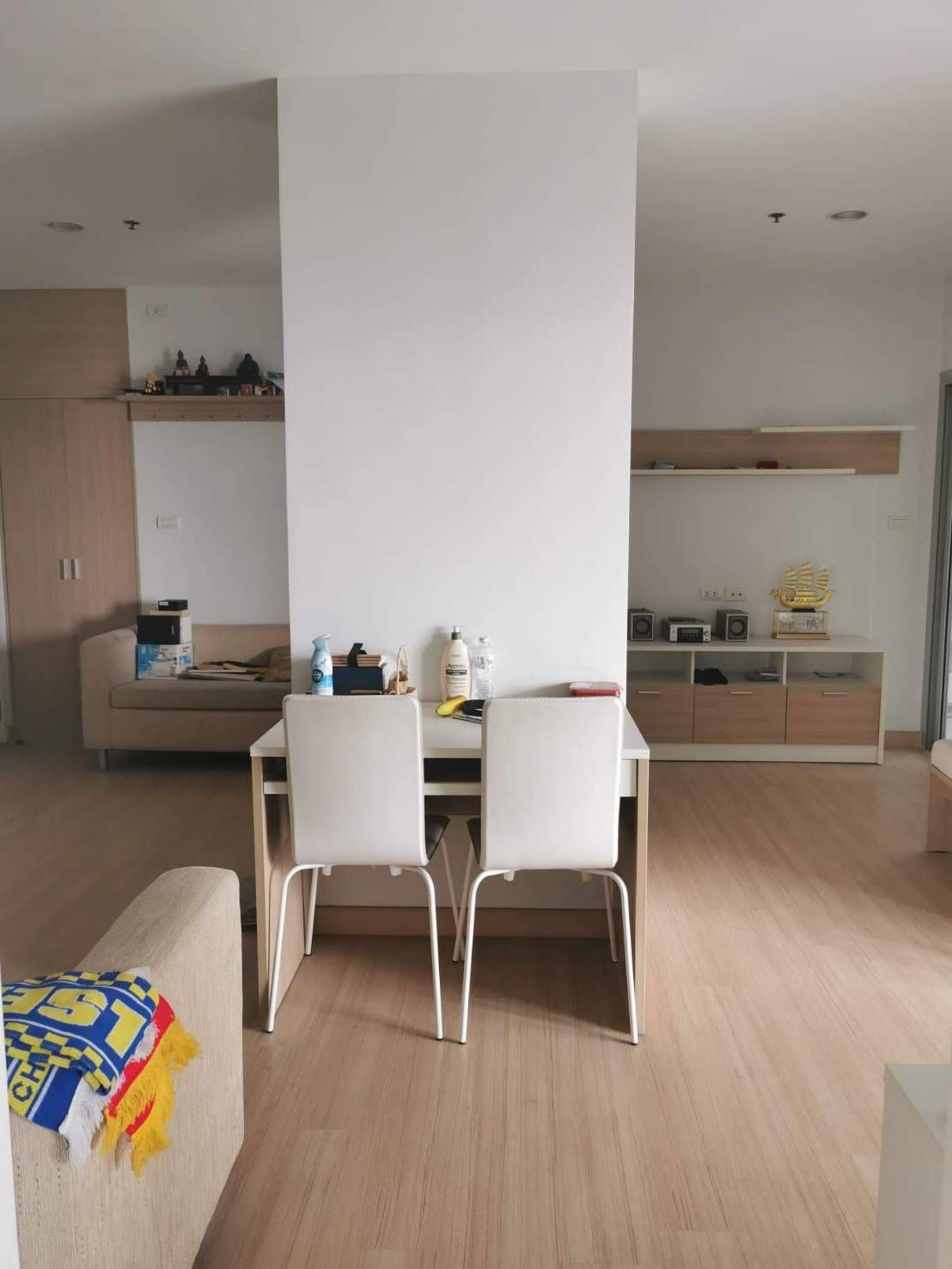 (เซ็นทริค ซีน รัชวิภา) โต๊ะ+เก้าอี้.jpg