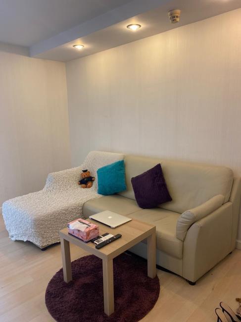 Zenith Place @ Sukhumvit  โซฟา.jpg