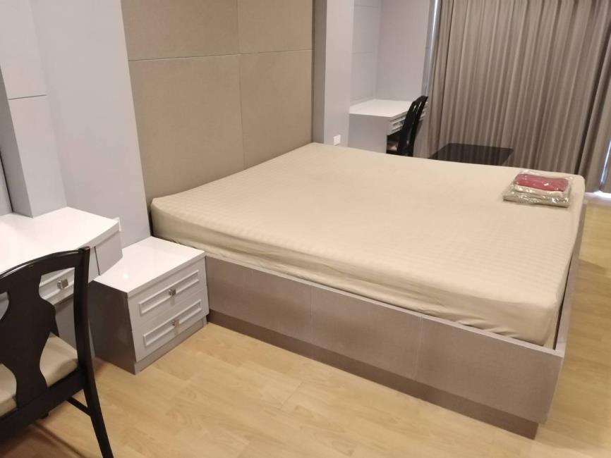 State Tower  เตียง.jpg