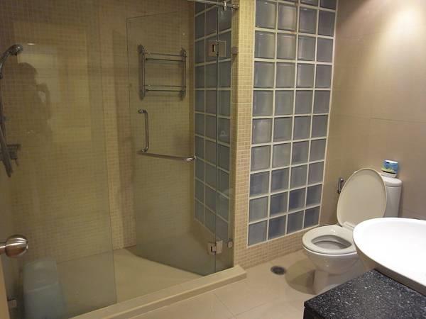 The Kris Ratchada  ห้องอาบน้ำ.jpg