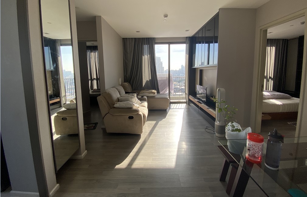 The Room Sathorn - St.Louis โซฟา ทีวี.jpg