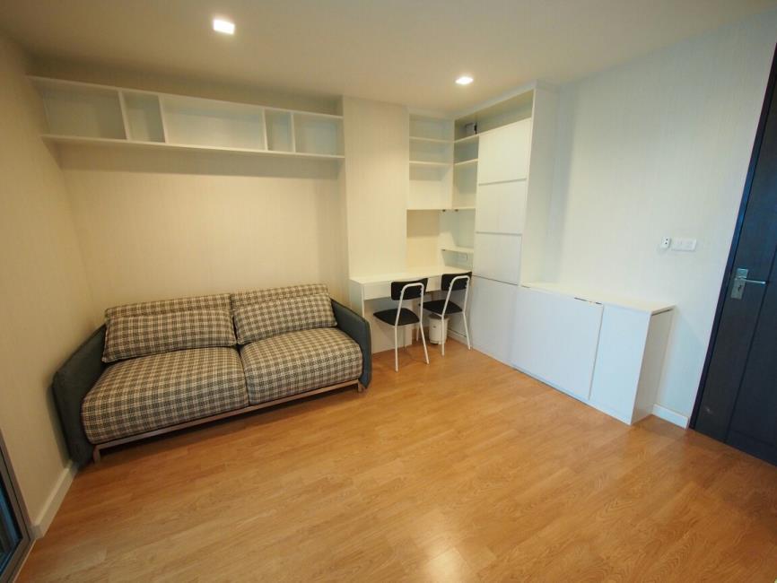 Casa Condo Ratchada Thapra โซฟา.jpg